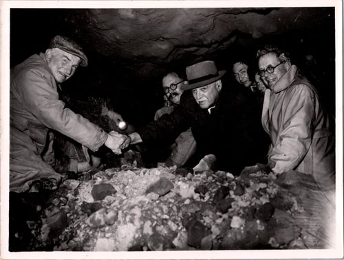 The Chairman, Ormsby Allhusen, and the Vice Chairman of North Devon Water Board shake hands at
the meeting of the two ends of Prewley tunnel.