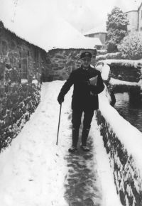 A Lustleigh postman delivering mail in the snow