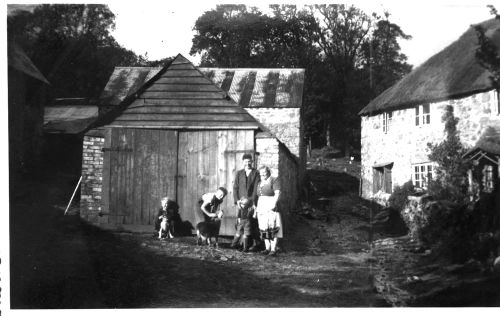 Gordon and Isabel Warne and Family at Southcott Farm